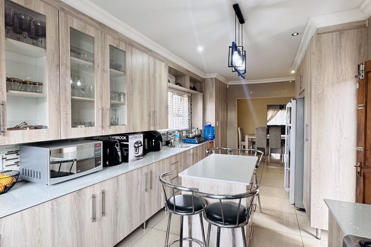 Elegant Double-Storey Home with 4 Garages, 2 bedroom Flatlet and Pool | A Must-See! - Photo 5