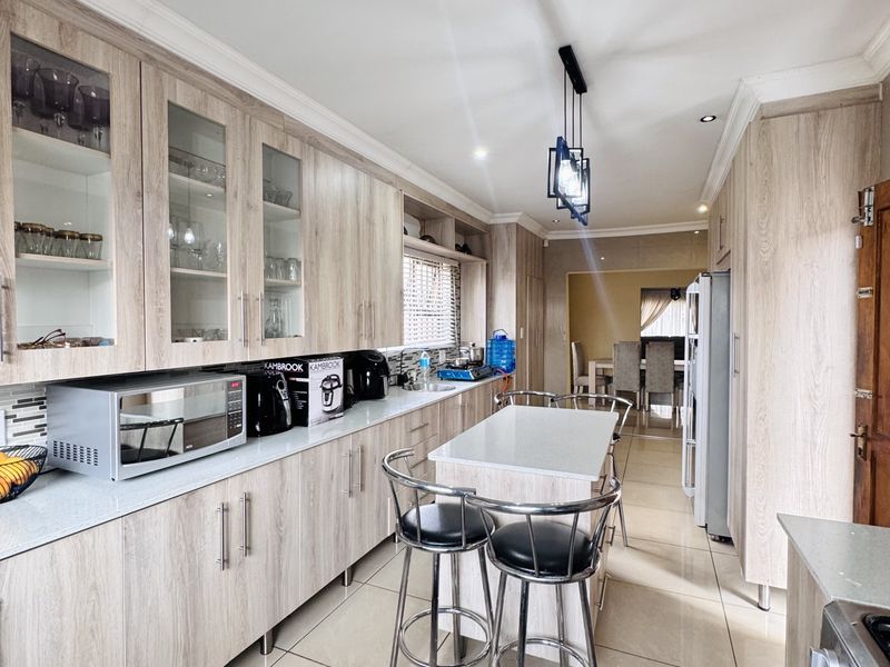 Elegant Double-Storey Home with 4 Garages, 2 bedroom Flatlet and Pool | A Must-See! - Photo 5