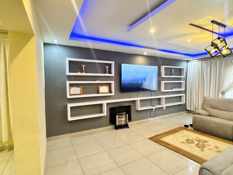 Elegant Double-Storey Home with 4 Garages, 2 bedroom Flatlet and Pool | A Must-See! - Photo 10