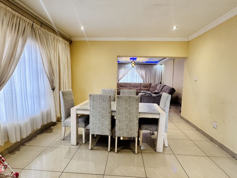 Elegant Double-Storey Home with 4 Garages, 2 bedroom Flatlet and Pool | A Must-See! - Photo 7