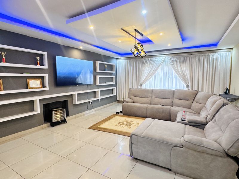 Elegant Double-Storey Home with 4 Garages, 2 bedroom Flatlet and Pool | A Must-See! - Photo 9