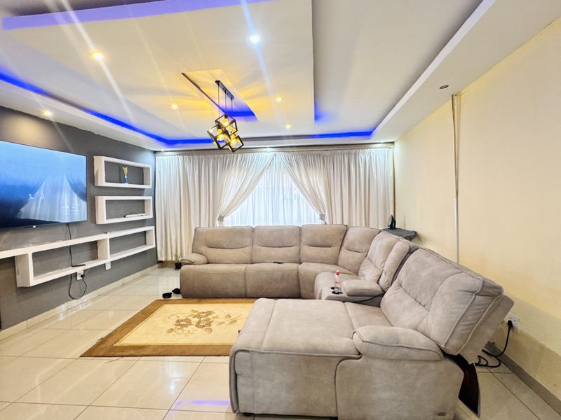 Elegant Double-Storey Home with 4 Garages, 2 bedroom Flatlet and Pool | A Must-See! - Photo 8