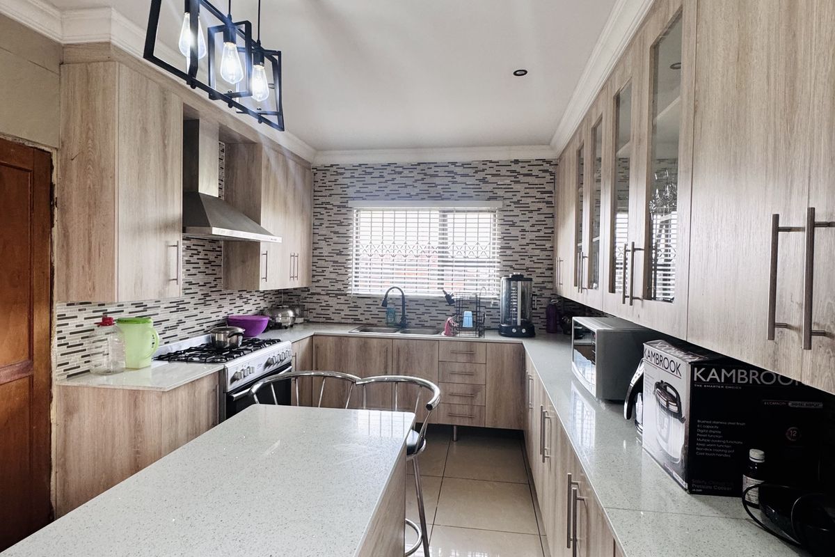 Elegant Double-Storey Home with 4 Garages, 2 bedroom Flatlet and Pool | A Must-See! - Photo 3