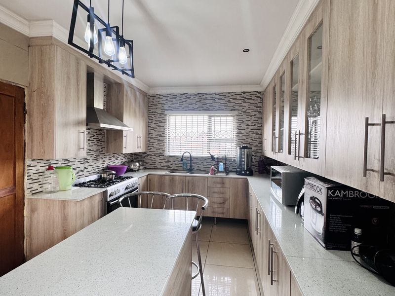 Elegant Double-Storey Home with 4 Garages, 2 bedroom Flatlet and Pool | A Must-See! - Photo 3