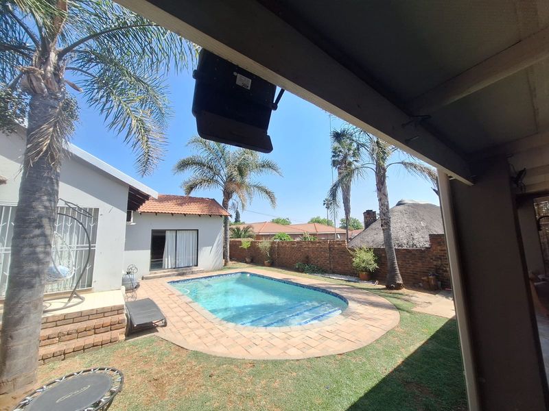 Modern Family Haven in Old Aerorand with 2x 1Bedroom flats - Photo 9