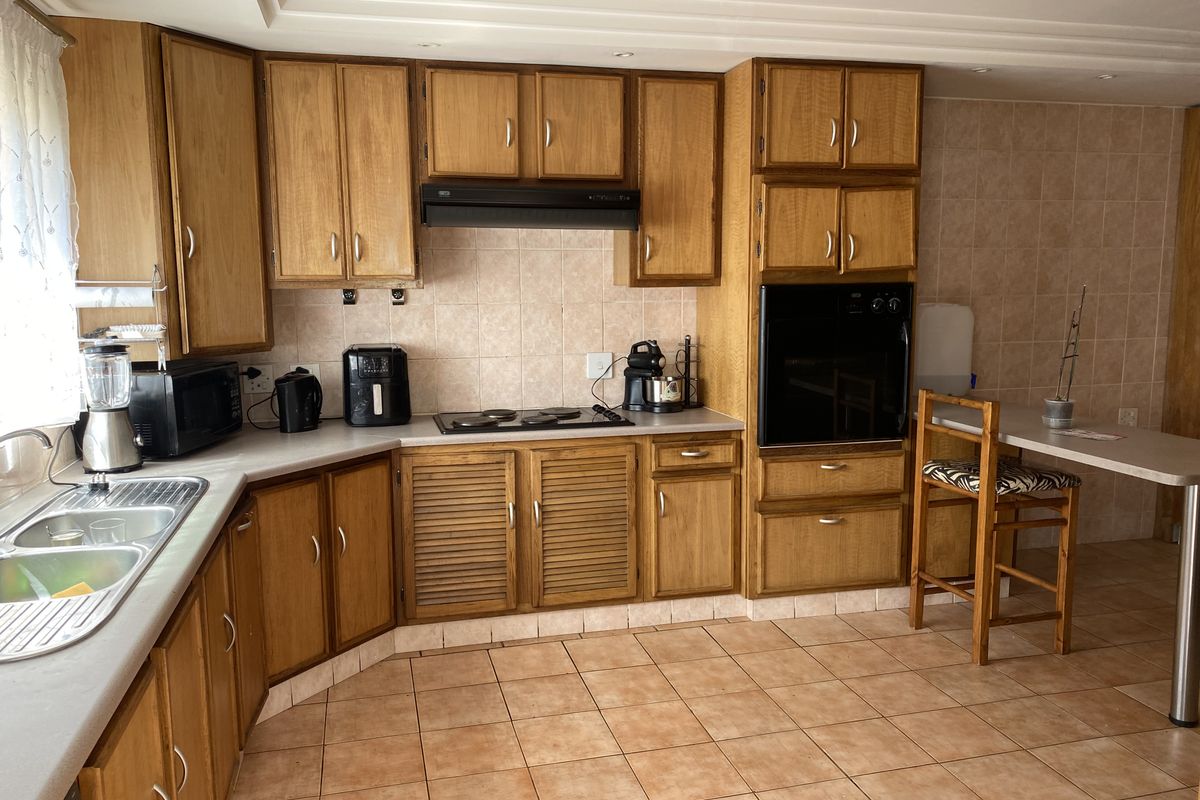 3 Bedroom House in Primrose - Photo 2