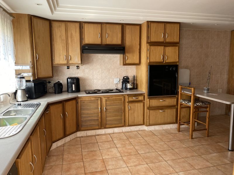 3 Bedroom House in Primrose - Photo 2
