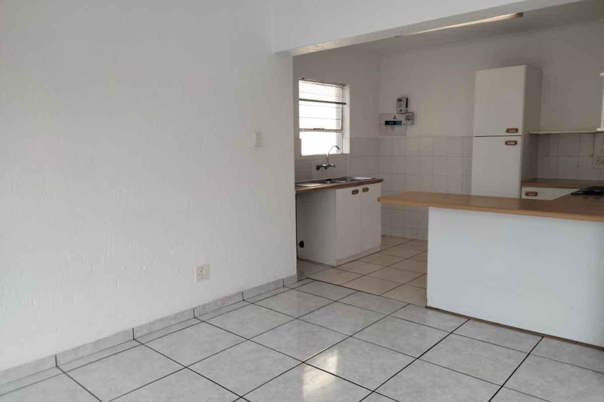 Lock up and Go!!        2 bedroom 2bathroom unit in the upper level !! - Photo 3