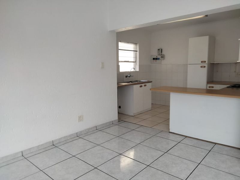 Lock up and Go!!        2 bedroom 2bathroom unit in the upper level !! - Photo 3