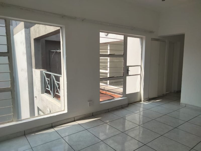 Lock up and Go!!        2 bedroom 2bathroom unit in the upper level !! - Photo 6