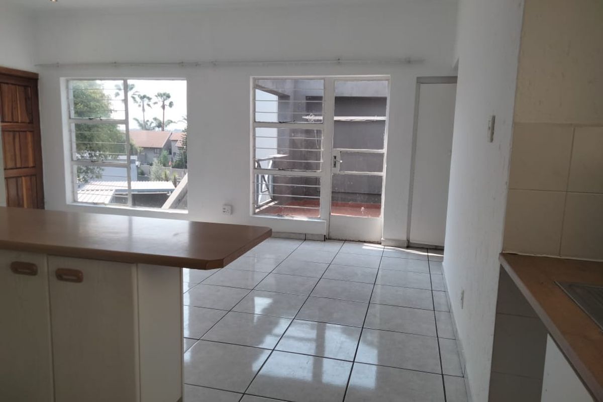 Lock up and Go!!        2 bedroom 2bathroom unit in the upper level !! - Photo 5