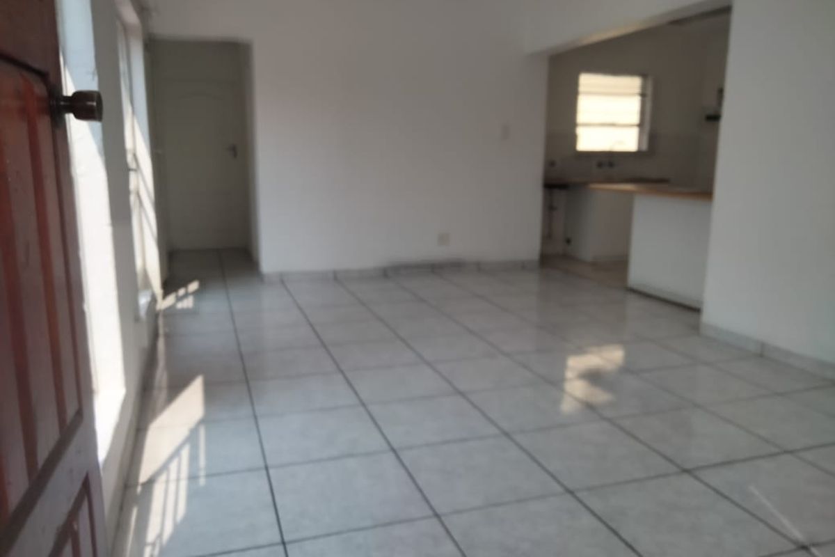 Lock up and Go!!        2 bedroom 2bathroom unit in the upper level !! - Photo 2