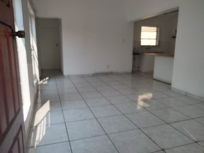 Lock up and Go!!        2 bedroom 2bathroom unit in the upper level !! - Photo 2