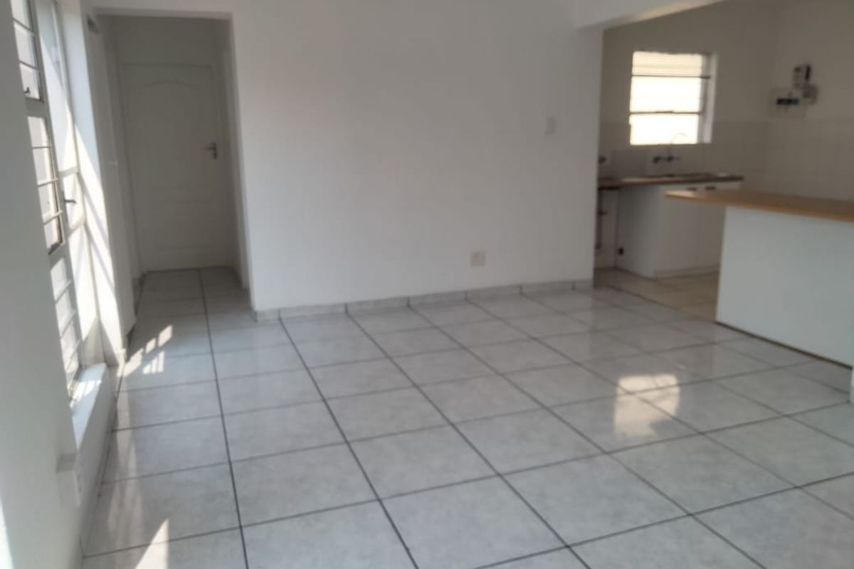 Lock up and Go!!        2 bedroom 2bathroom unit in the upper level !! - Photo 4