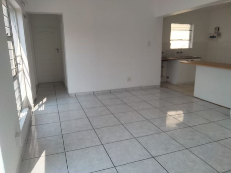 Lock up and Go!!        2 bedroom 2bathroom unit in the upper level !! - Photo 4