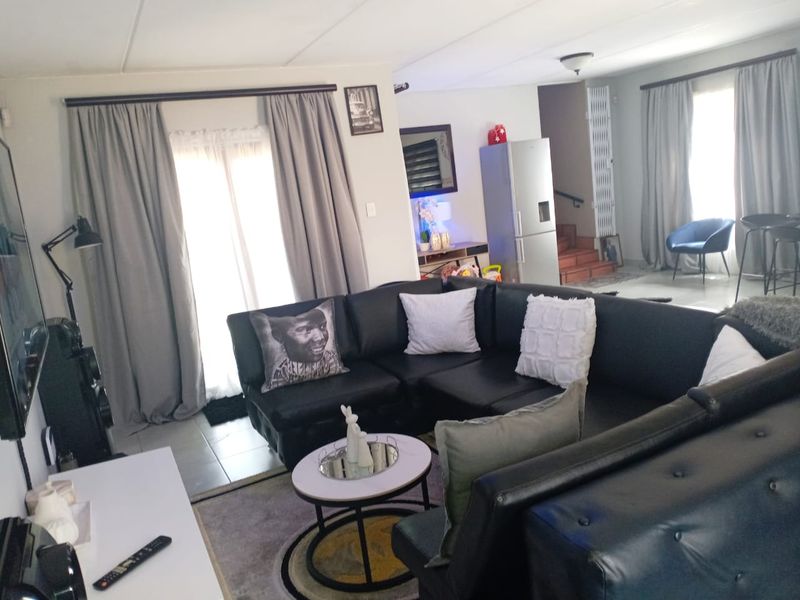 2-Bedroom Duplex with Open-Plan Design - Photo 2