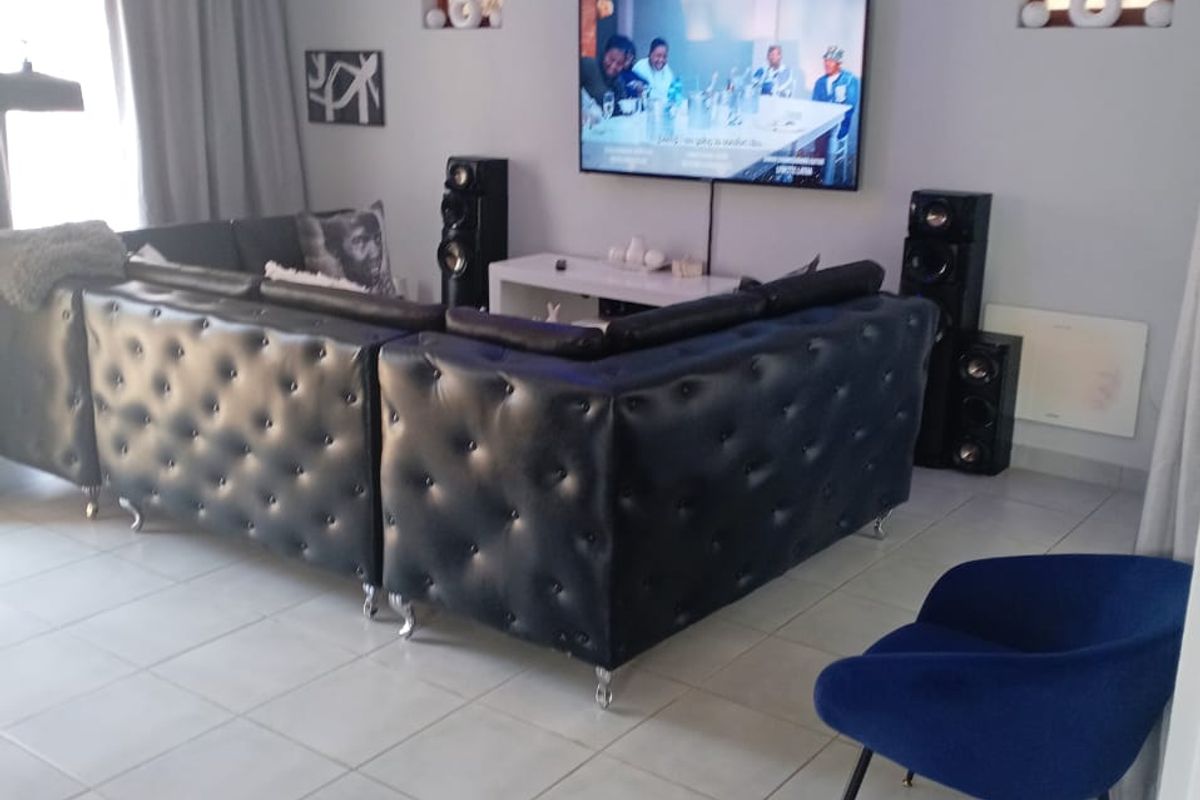 2-Bedroom Duplex with Open-Plan Design - Photo 5