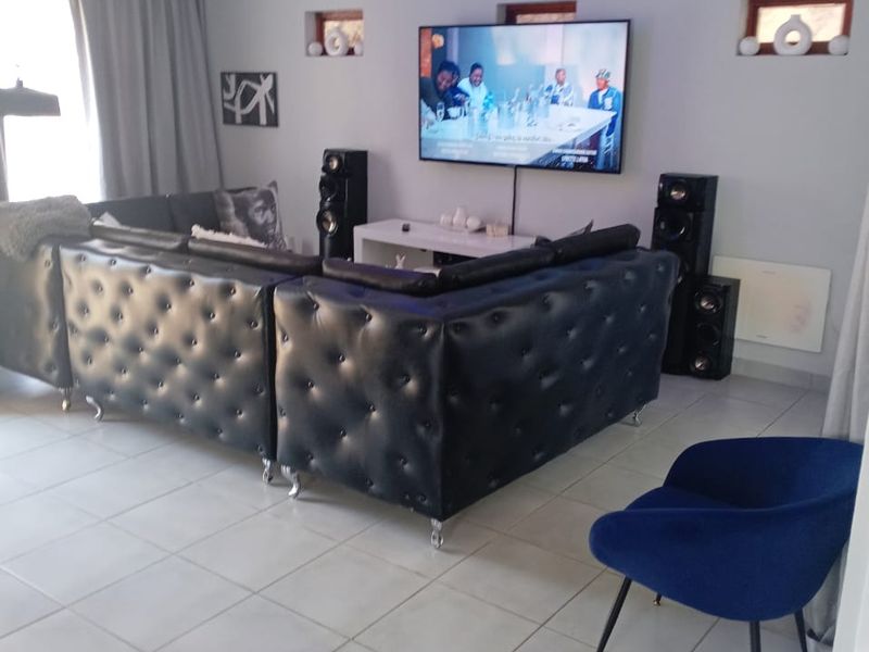 2-Bedroom Duplex with Open-Plan Design - Photo 5