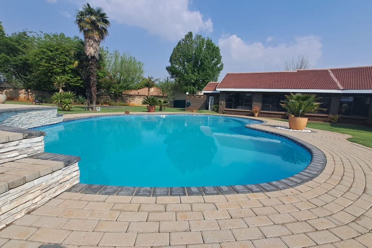 Location, Luxury & Lifestyle - Photo 4