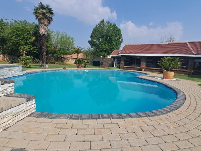 Location, Luxury & Lifestyle - Photo 4