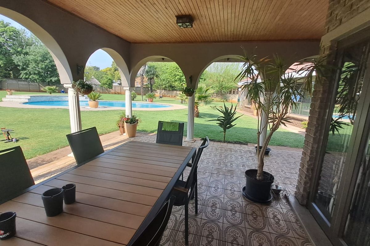 Location, Luxury & Lifestyle - Photo 2