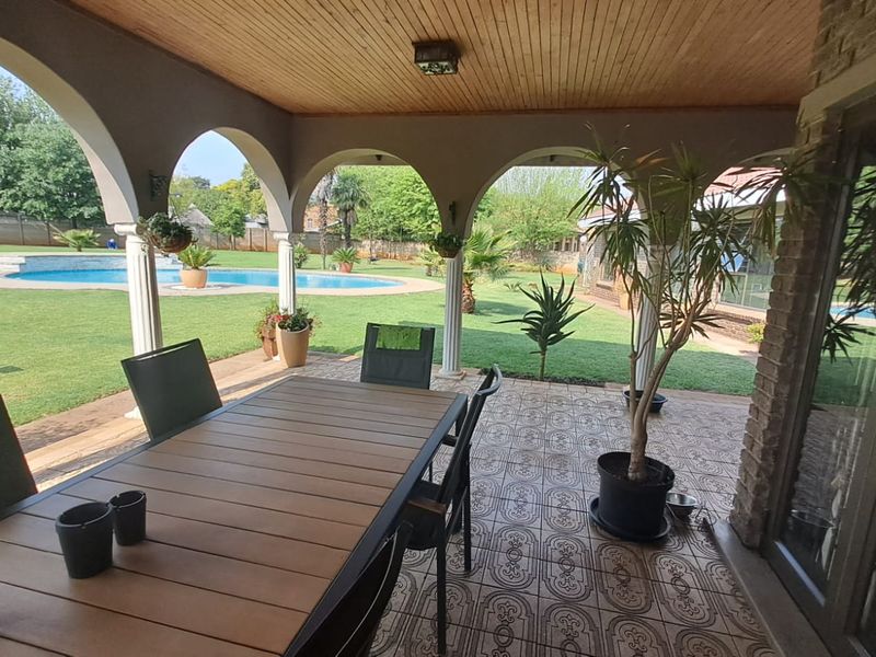 Location, Luxury & Lifestyle - Photo 2