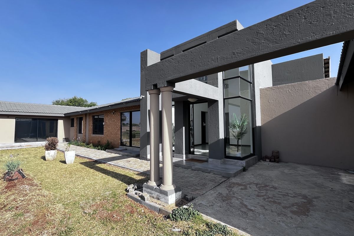 Smallholding For Sale In Benoni - Photo 2