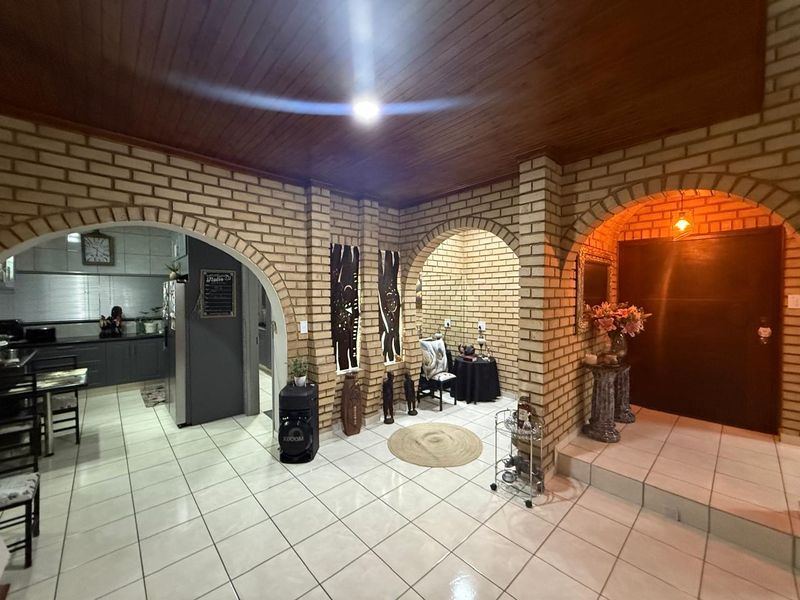 Stunning Facebrick Home - Photo 4