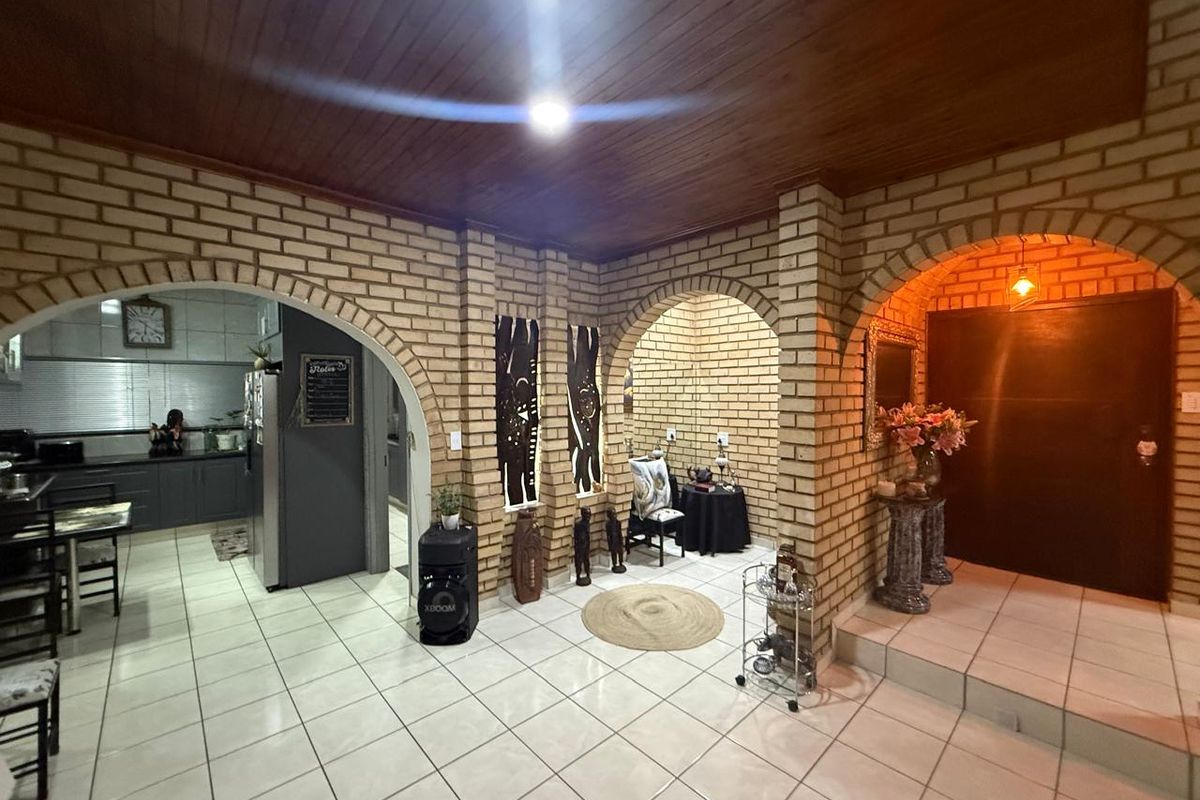 Stunning Facebrick Home - Photo 4