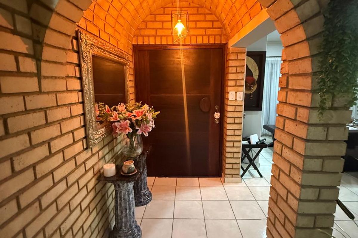 Stunning Facebrick Home - Photo 3