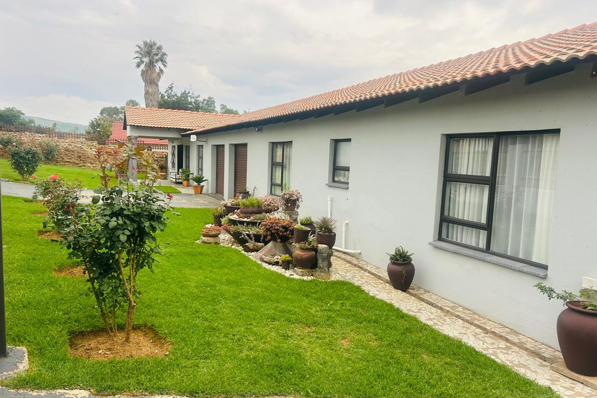 Versatile Property with 2 Flatlets – Ideal for Investment or Extended Living - Photo 2