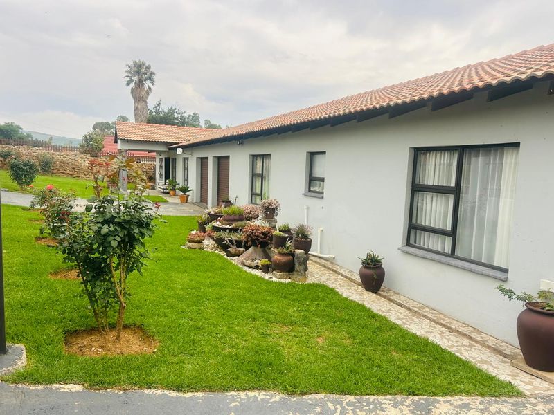 Versatile Property with 2 Flatlets – Ideal for Investment or Extended Living - Photo 2