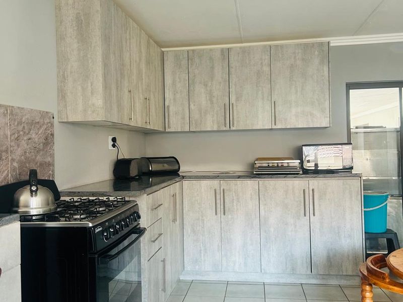 Versatile Property with 2 Flatlets – Ideal for Investment or Extended Living - Photo 7