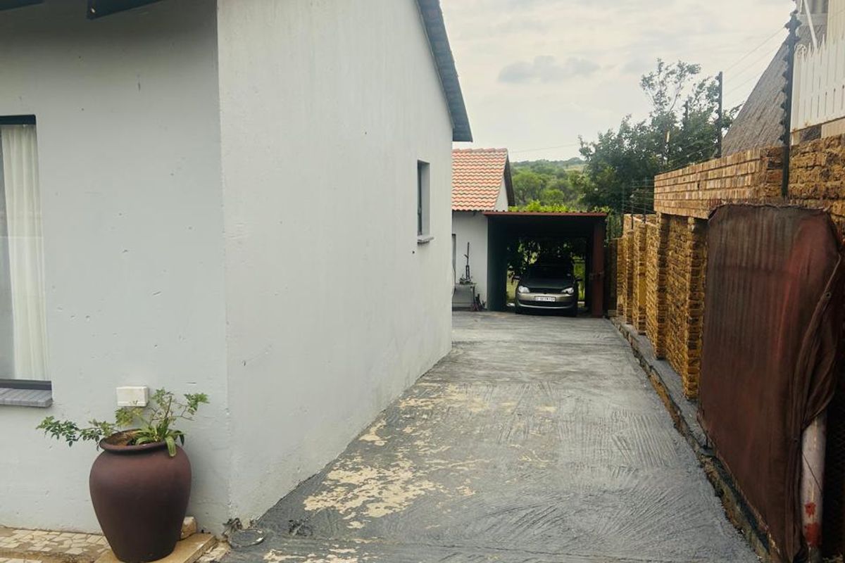 Versatile Property with 2 Flatlets – Ideal for Investment or Extended Living - Photo 3