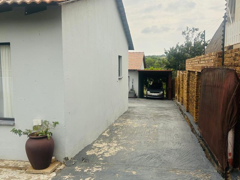 Versatile Property with 2 Flatlets – Ideal for Investment or Extended Living - Photo 3