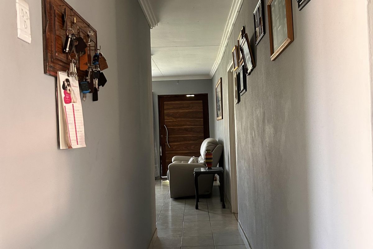 Versatile Property with 2 Flatlets – Ideal for Investment or Extended Living - Photo 5