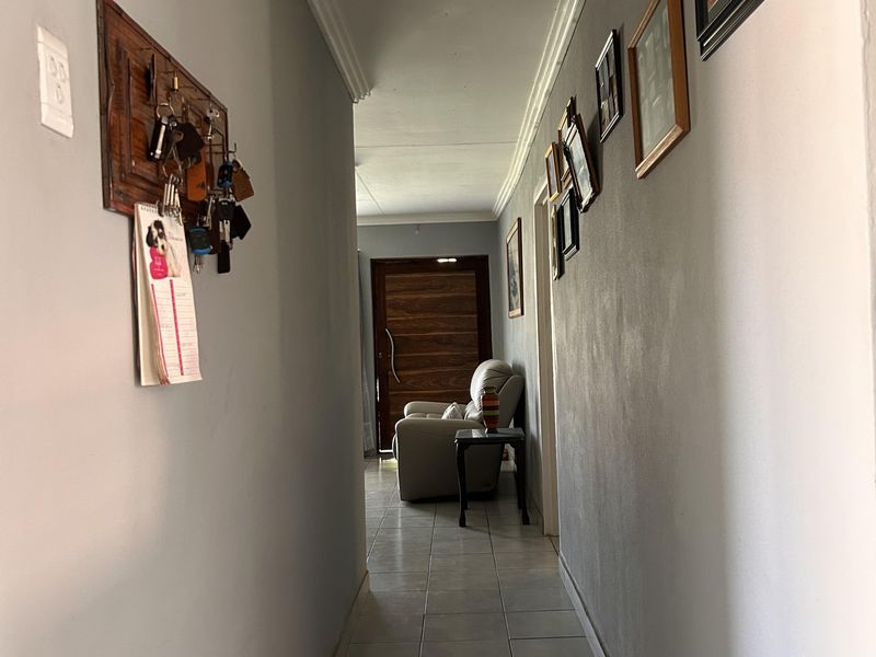 Versatile Property with 2 Flatlets – Ideal for Investment or Extended Living - Photo 5