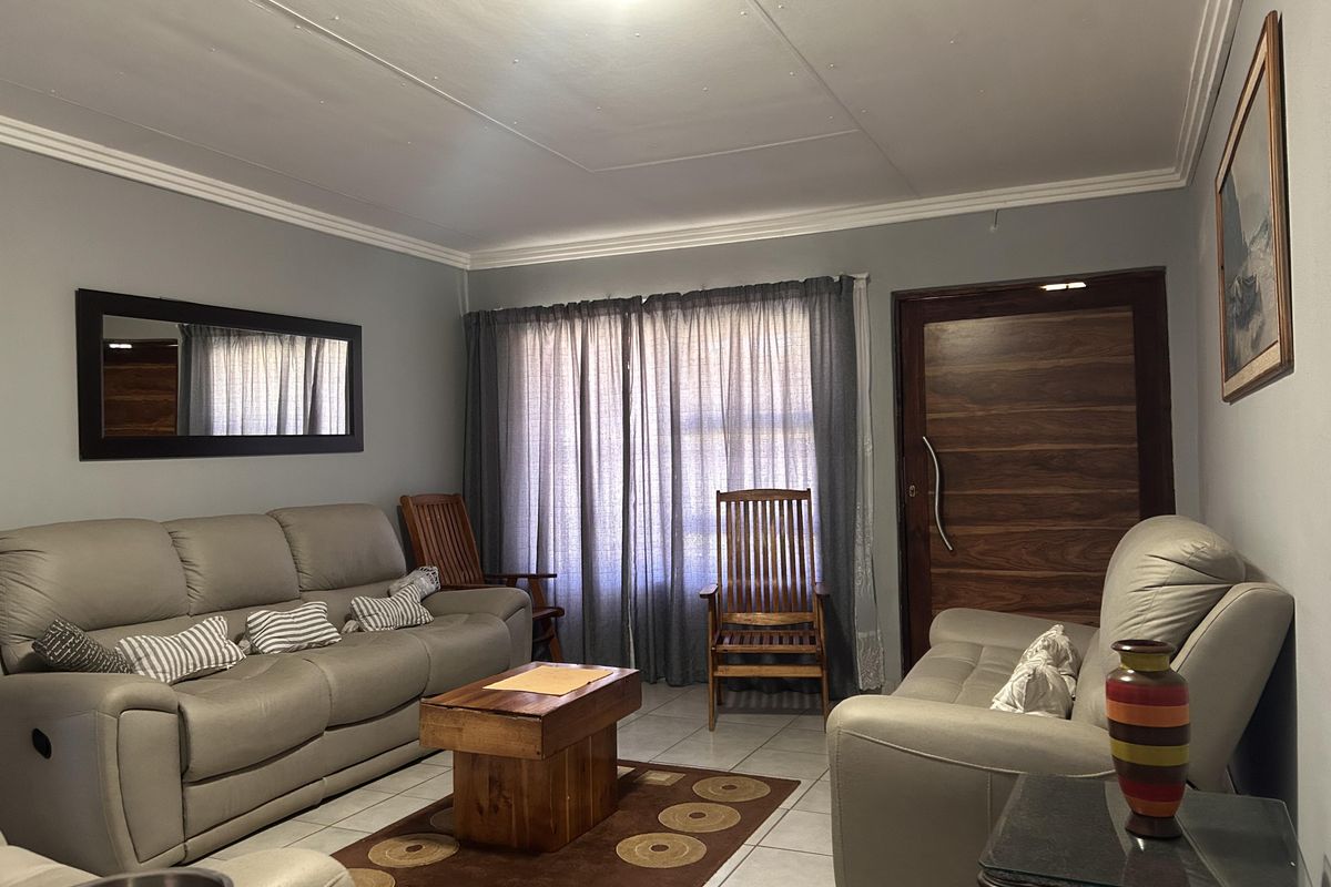 Versatile Property with 2 Flatlets – Ideal for Investment or Extended Living - Photo 4