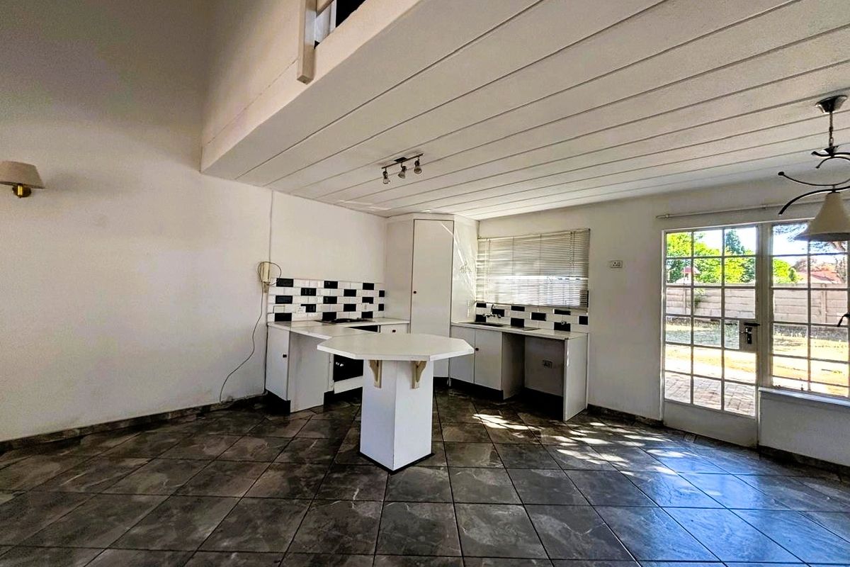 🌞 Charming Duplex Starter Home in Secure Complex - Photo 2