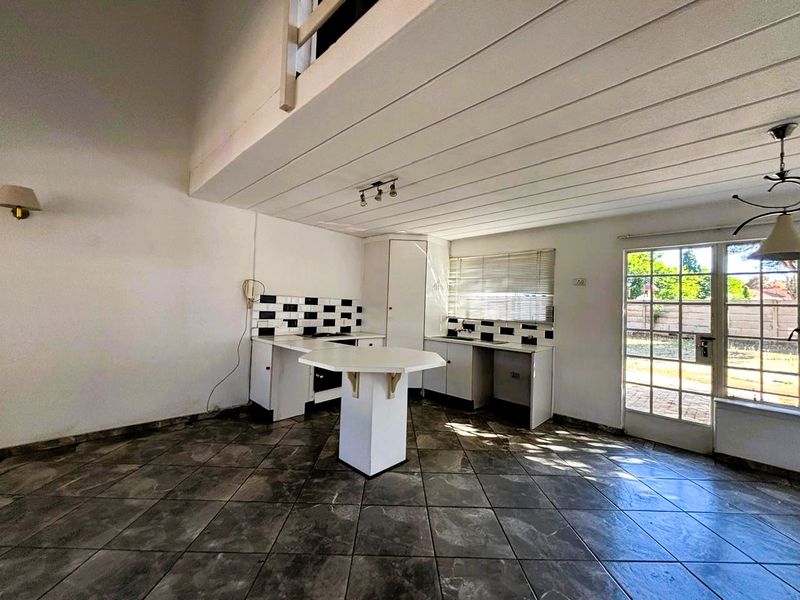 🌞 Charming Duplex Starter Home in Secure Complex - Photo 2