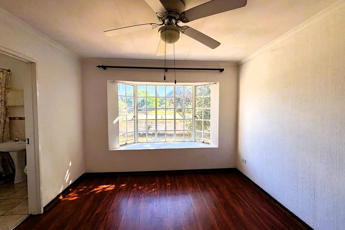 🌞 Charming Duplex Starter Home in Secure Complex - Photo 5