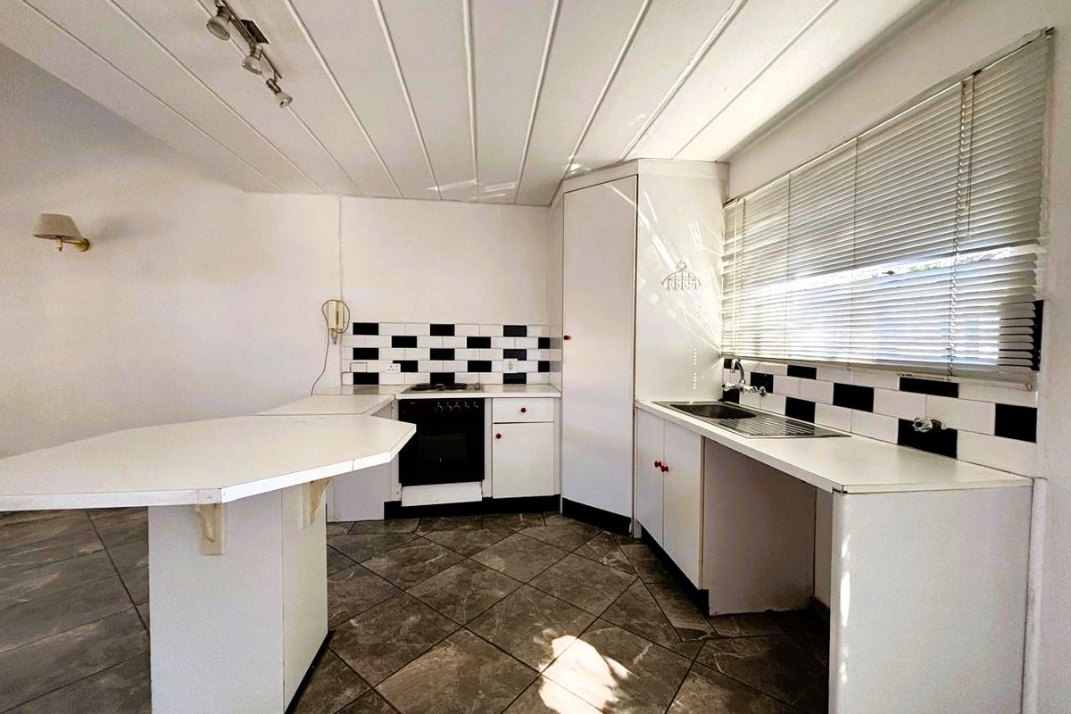 🌞 Charming Duplex Starter Home in Secure Complex - Photo 4