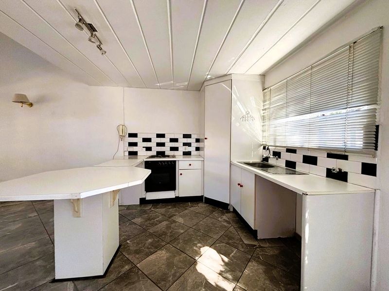 🌞 Charming Duplex Starter Home in Secure Complex - Photo 4