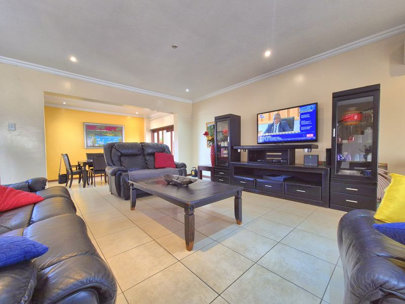 Modern 6-Bedroom Double-Storey Home in Secure Piazzo Del Carte in Parkland. - Photo 4