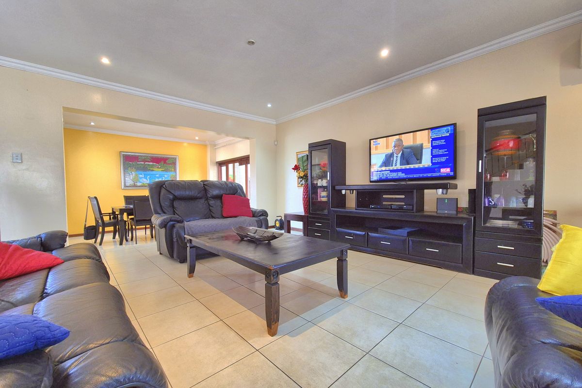 Modern 6-Bedroom Double-Storey Home in Secure Piazzo Del Carte in Parkland. - Photo 4