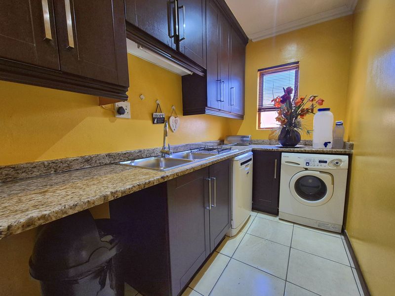 Modern 6-Bedroom Double-Storey Home in Secure Piazzo Del Carte in Parkland. - Photo 7