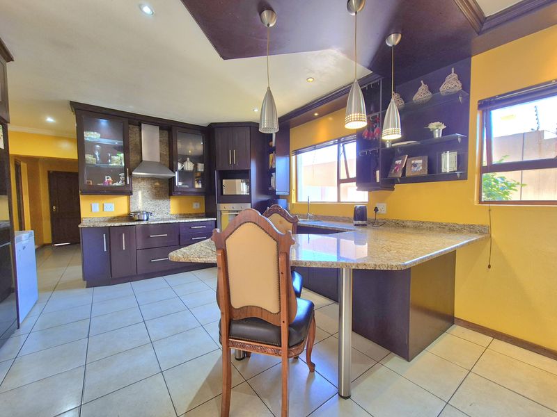 Modern 6-Bedroom Double-Storey Home in Secure Piazzo Del Carte in Parkland. - Photo 6