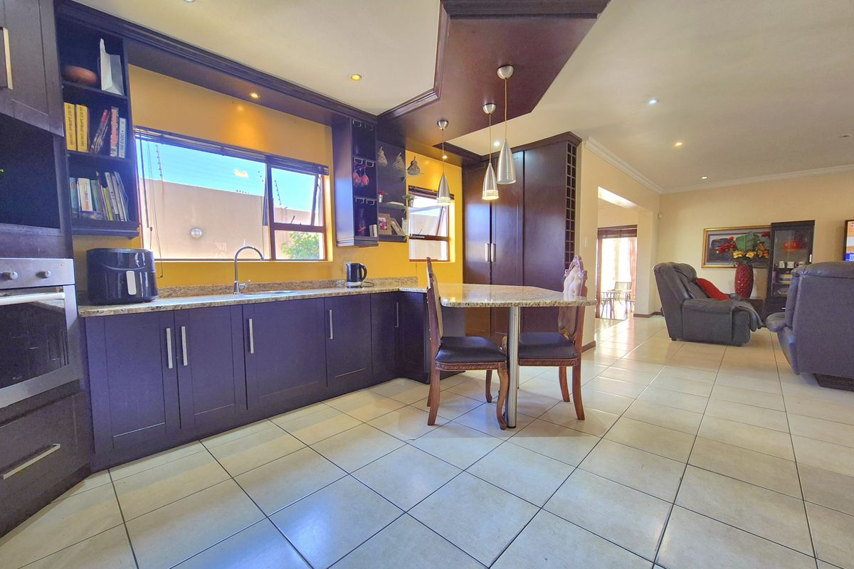 Modern 6-Bedroom Double-Storey Home in Secure Piazzo Del Carte in Parkland. - Photo 5