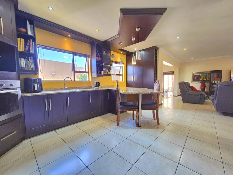 Modern 6-Bedroom Double-Storey Home in Secure Piazzo Del Carte in Parkland. - Photo 5