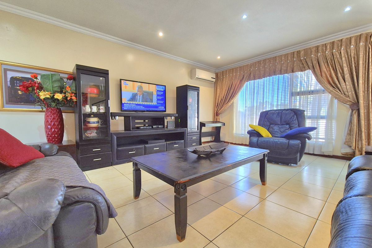 Modern 6-Bedroom Double-Storey Home in Secure Piazzo Del Carte in Parkland. - Photo 3